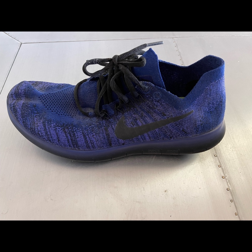 Nike Free Rn fly nit 
Men’s size 8.5. In womens size 9-10 is a guess.